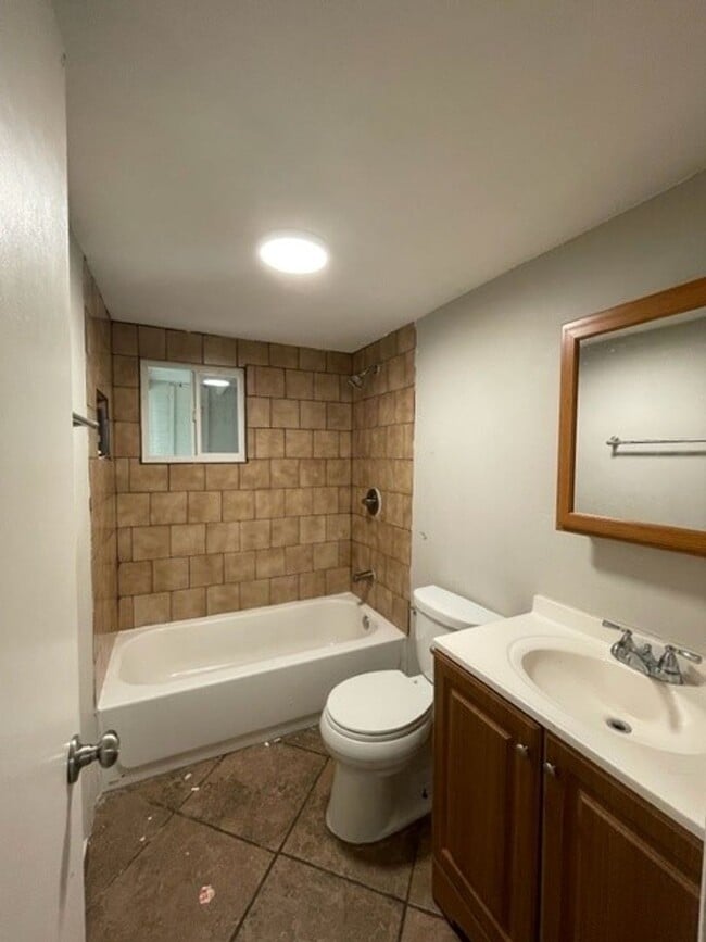 Building Photo - 3 bed/1 bath on a corner lot!