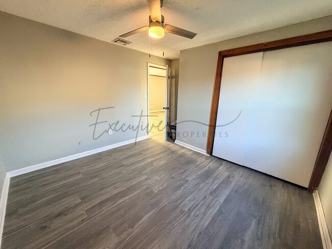 Building Photo - 3 Bedroom, 1.5 Bathroom Home with Bonus Room for Rent in Lake Charles