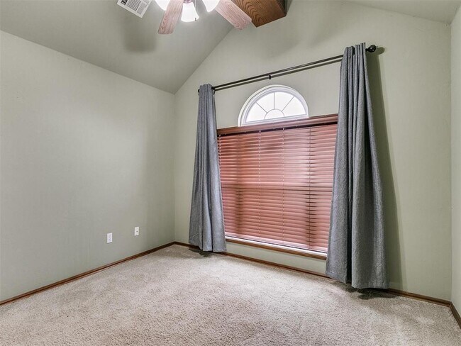 Building Photo - 1001 N Barn Hill Way