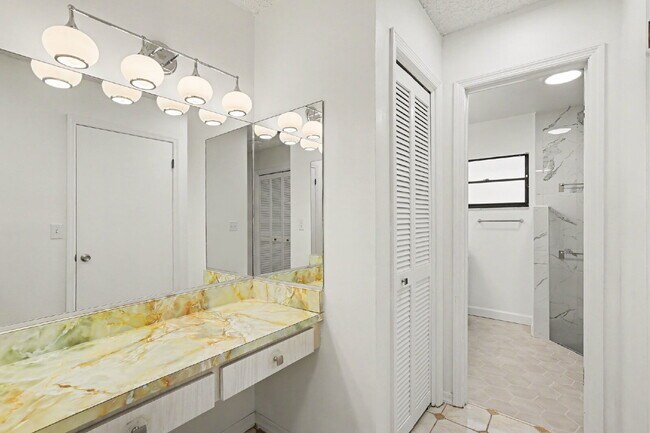 Building Photo - Recently Renovated 4-Bedroom + Den Pool Home in Temple Terrace