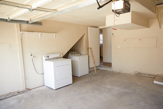 Building Photo - 364 Orizaba Ave