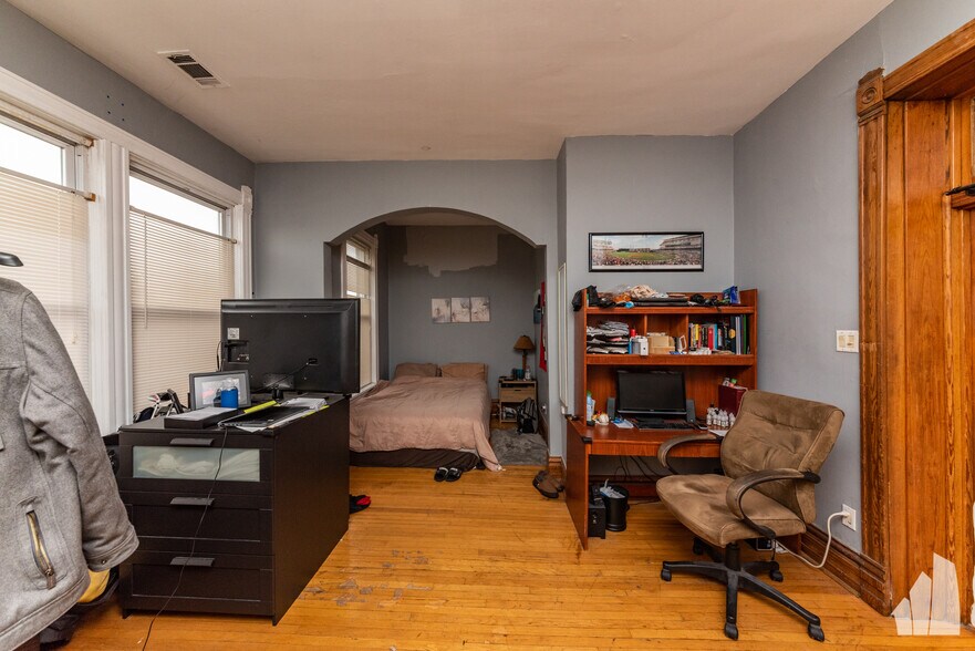 Building Photo - 2057 W Roscoe St