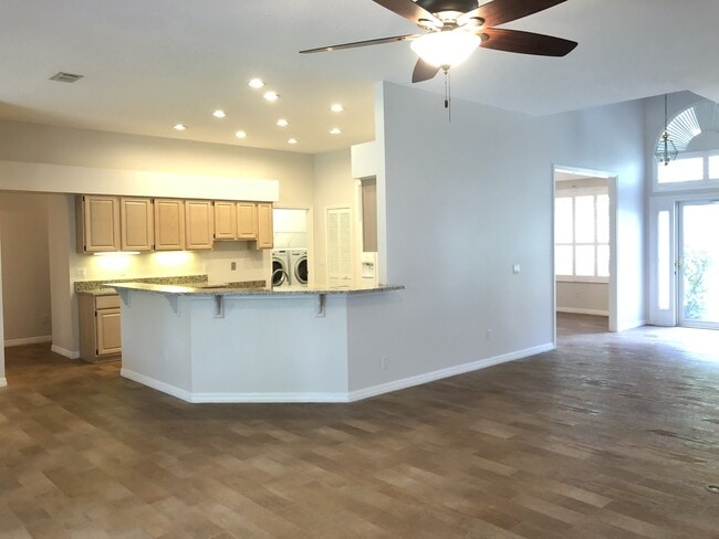 Building Photo - Beautiful Home with Water View in Eastwood!