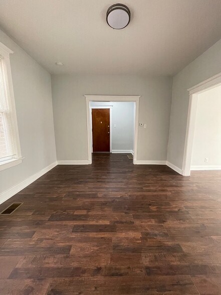 Building Photo - 916 W 68th St