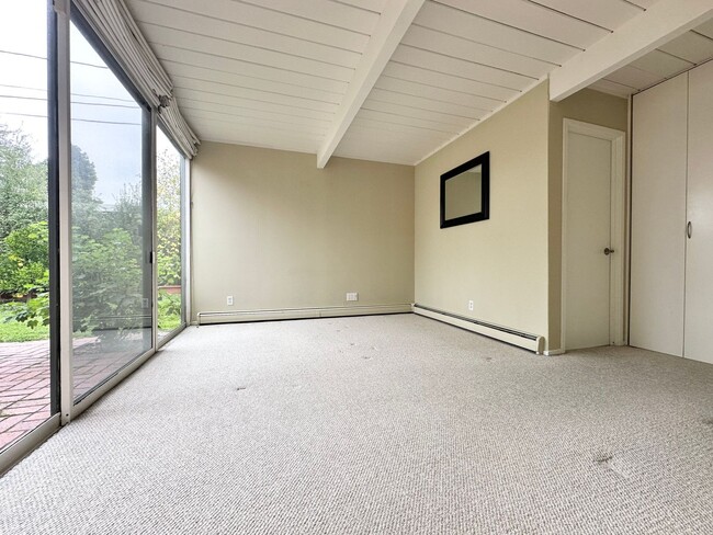 Building Photo - Modern 3 Bed 2 Bath Eichler in North Palo ...