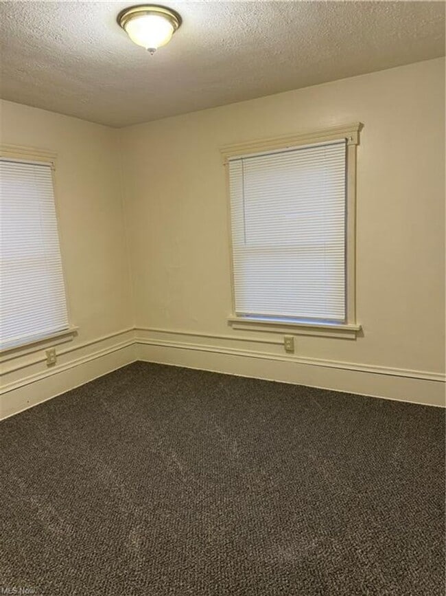 Building Photo - Three bedroom one bathroom home for rent