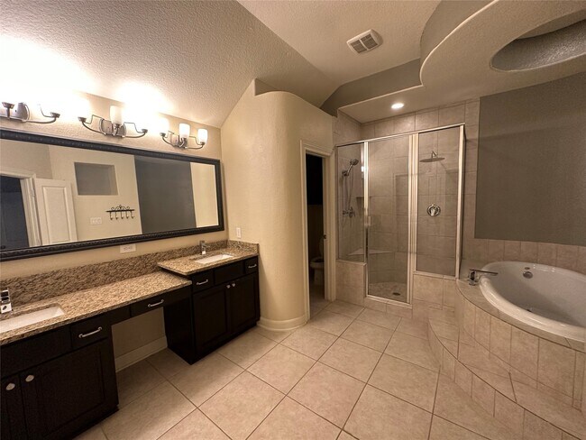 Building Photo - 5151 Oasis Park Ln