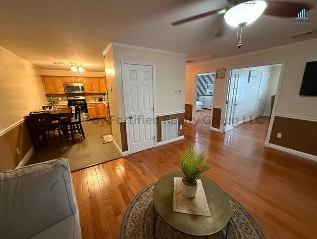 Building Photo - 1556 N Main St