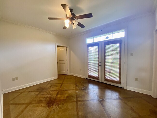 Building Photo - Ground-Level 1BR/1BA Townhouse in Gated Chatsworth Court, Near LSU