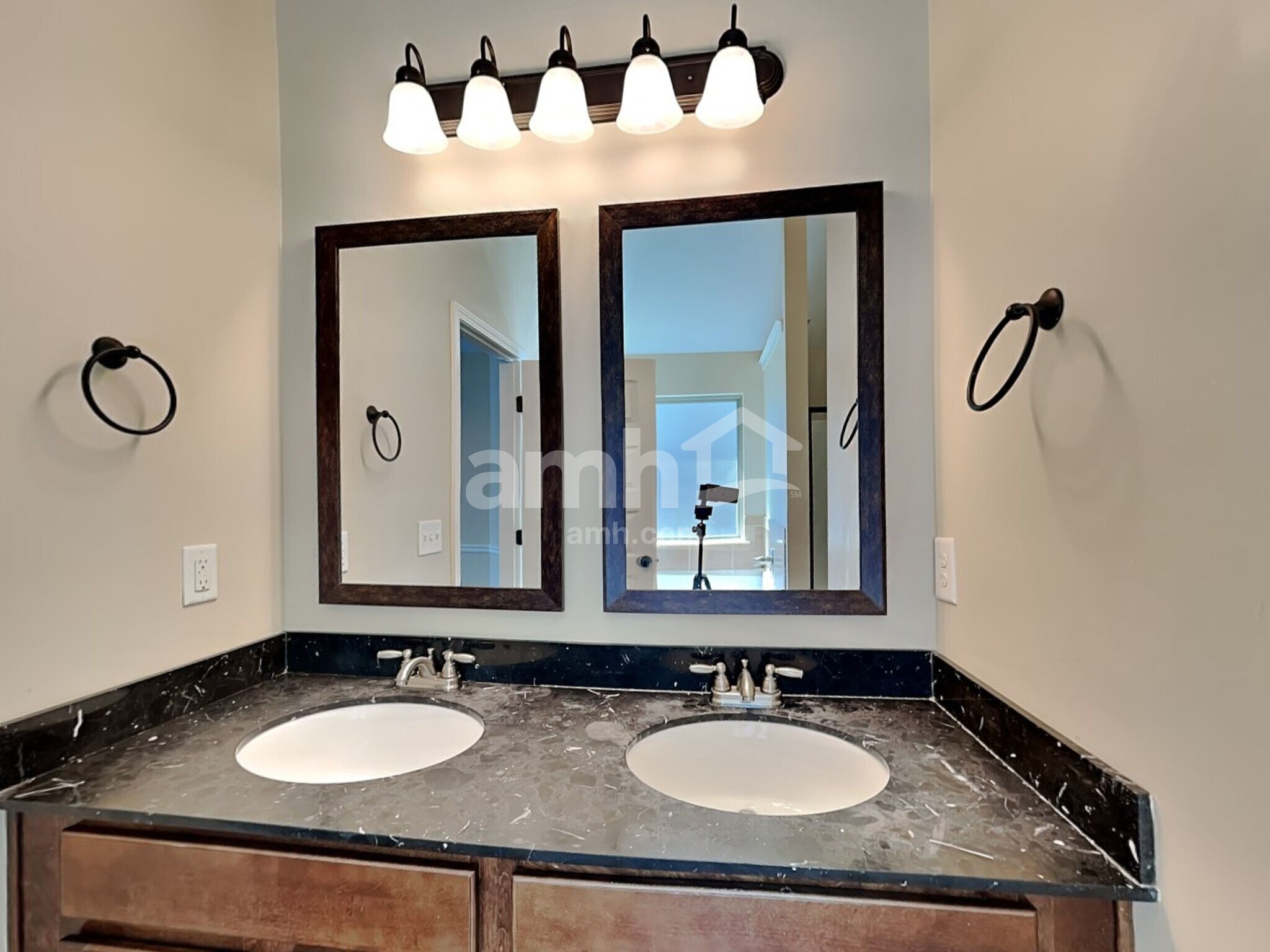 Building Photo - 137 Border Ave