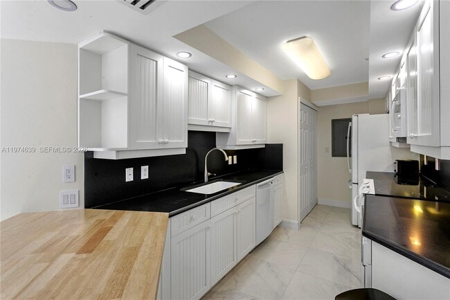 Building Photo - 3000 N Ocean Dr