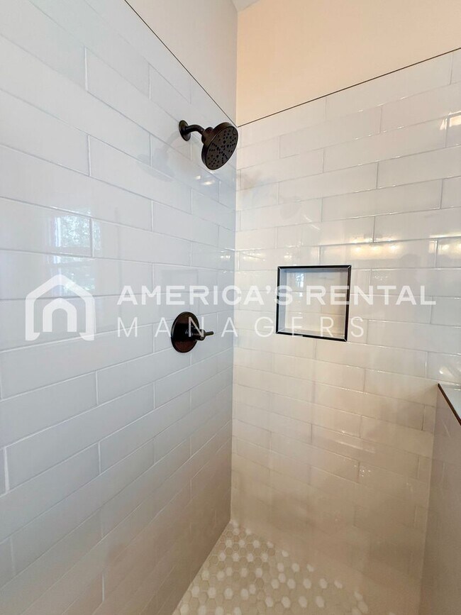 Building Photo - 825 Greystone Highlands Dr