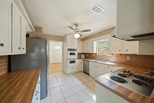 Building Photo - 1115 Pear Tree Ln