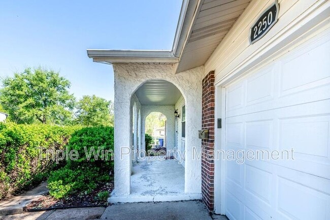 Building Photo - 2250 Spoonwood Dr