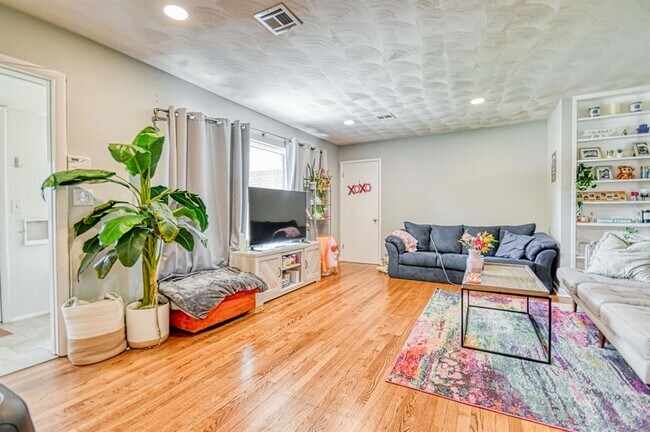 Building Photo - 1205 Westlawn Dr