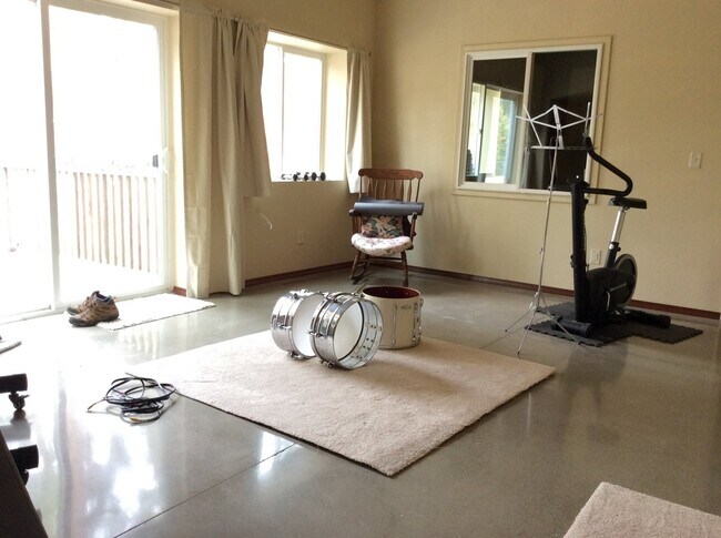 Building Photo - Wonderful 3 Bedroom 3 Bath Mead Area Rancher