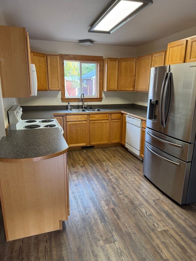 Building Photo - 697 Waverly Pl