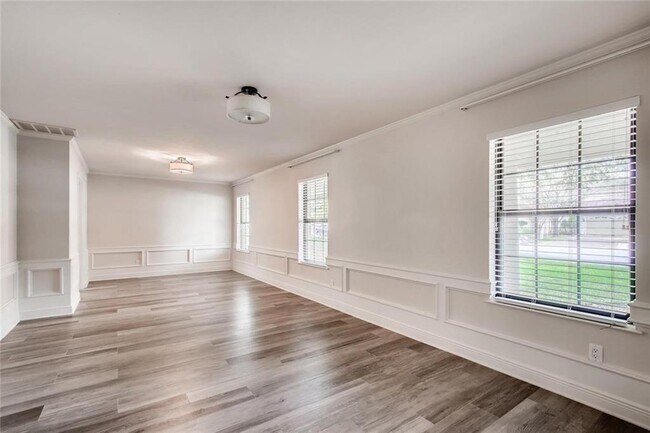 Building Photo - 11401 Oak Knoll Dr