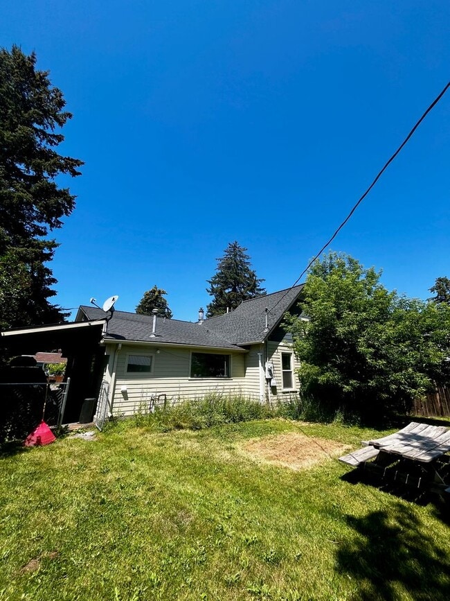 Building Photo - Amazing Downtown Location - 3 BR Home just...