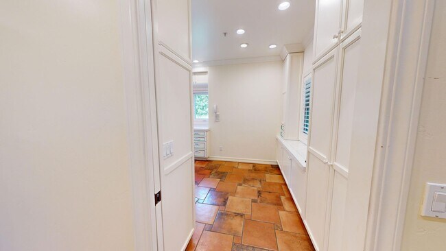 Building Photo - Spacious 4-bedroom 4.5 bath Home in a Gated Complex