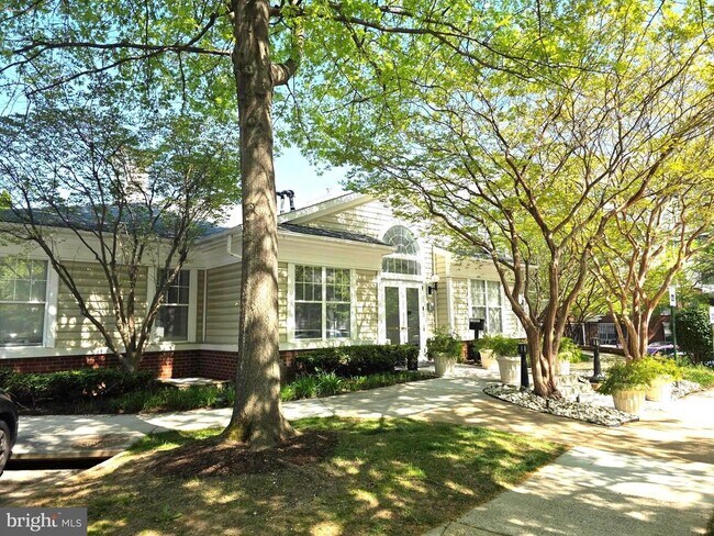 Building Photo - 1645 International Dr