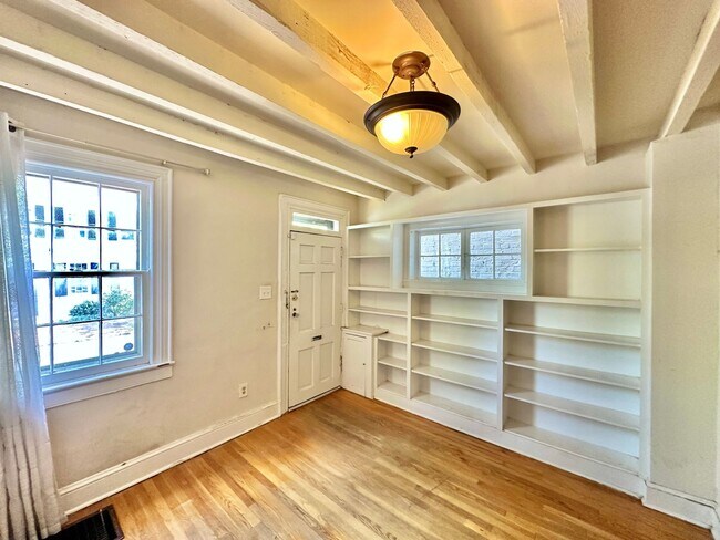 Building Photo - Glamorous Georgetown 2 Bedroom Historic Row Home with Patio