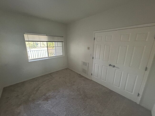 Building Photo - 3 Bed, 2 bath 3rd floor Condo w/garage in ...