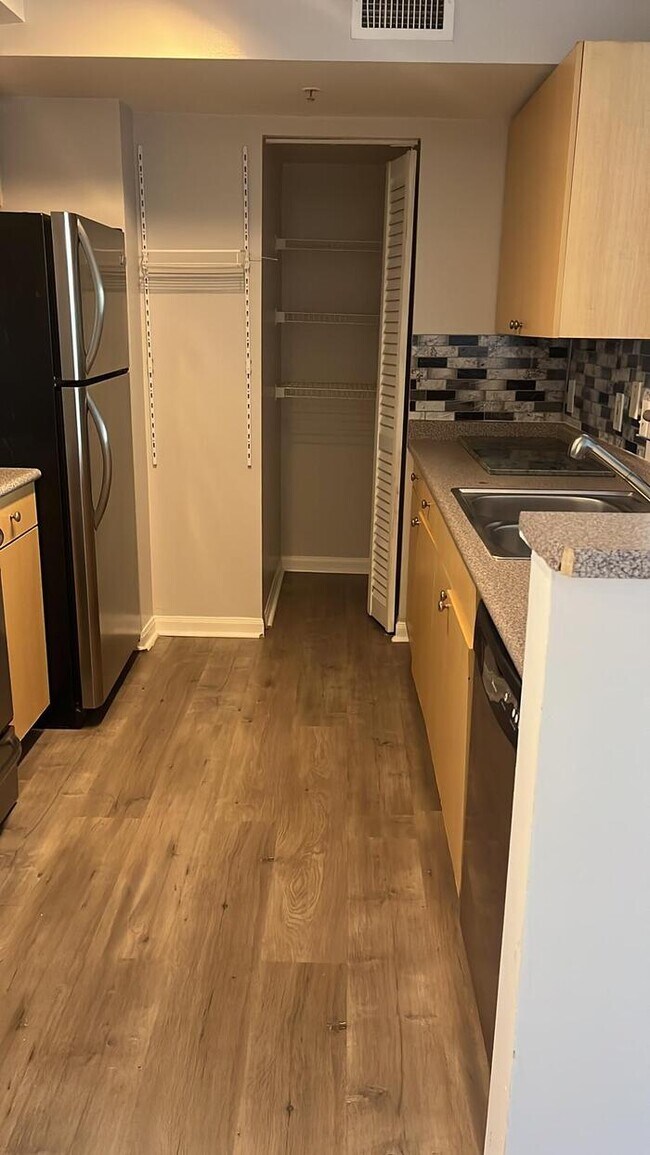 Building Photo - Hollywood Condo