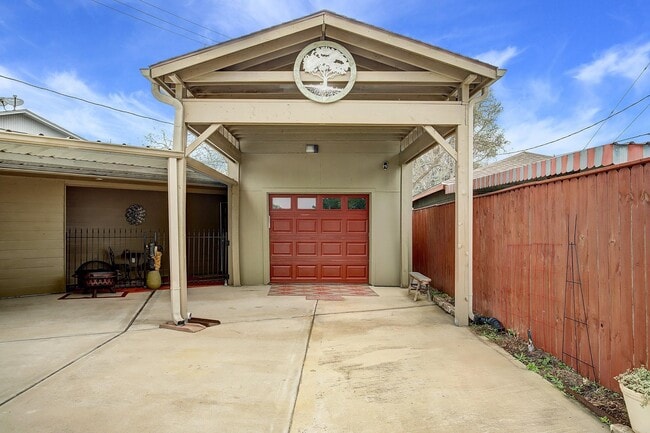 Building Photo - 5303 Tallow Ln