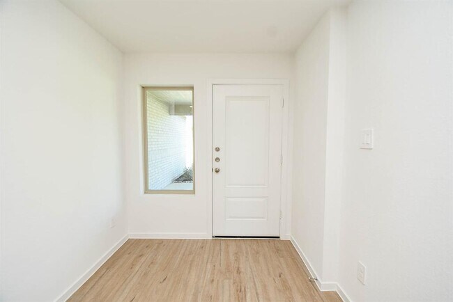 Building Photo - 1542 San Sebastien Dr