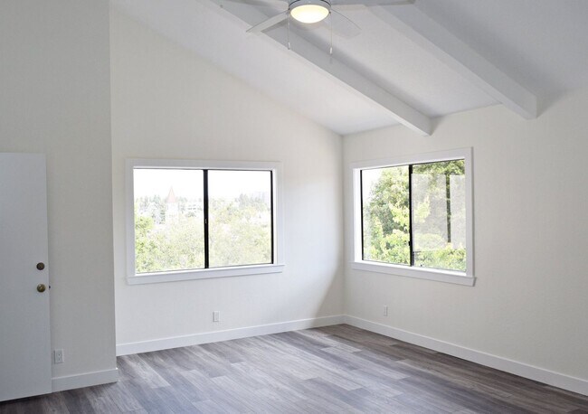 Building Photo - Flexible Lease Terms! Stunning 4BR/2.5BA Two-Story Renovated Townhome in UTC!