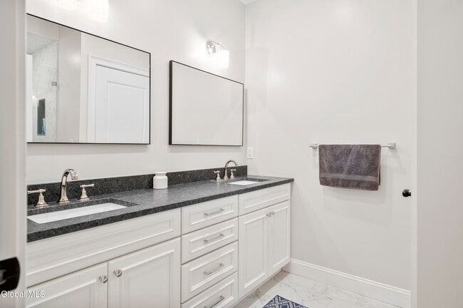 Building Photo - 37 White St