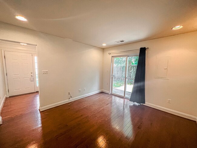 Building Photo - Huge 3 Bedroom 2.5 Bathroom Brick Townhome...