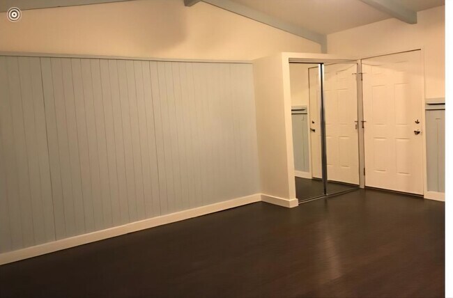 Building Photo - 723