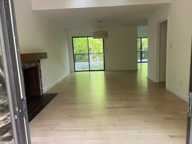 Building Photo - 2729 Poplar Ln