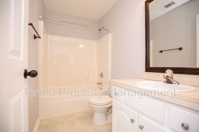 Building Photo - 202 Plum Ct