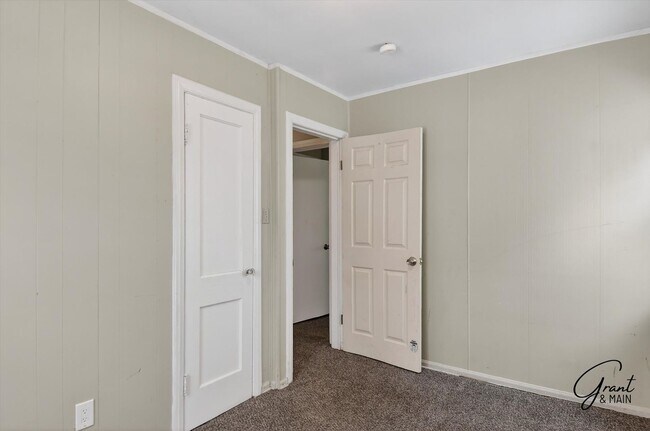 Building Photo - 3 Bedroom Bungalow - $1300