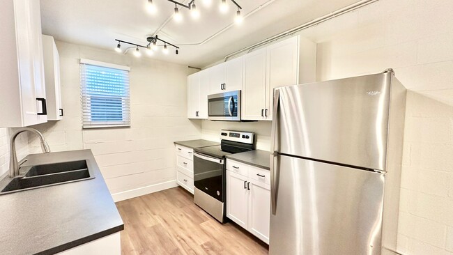 Building Photo - Upgraded & Remodeled Unit in Fallbrook!  H...