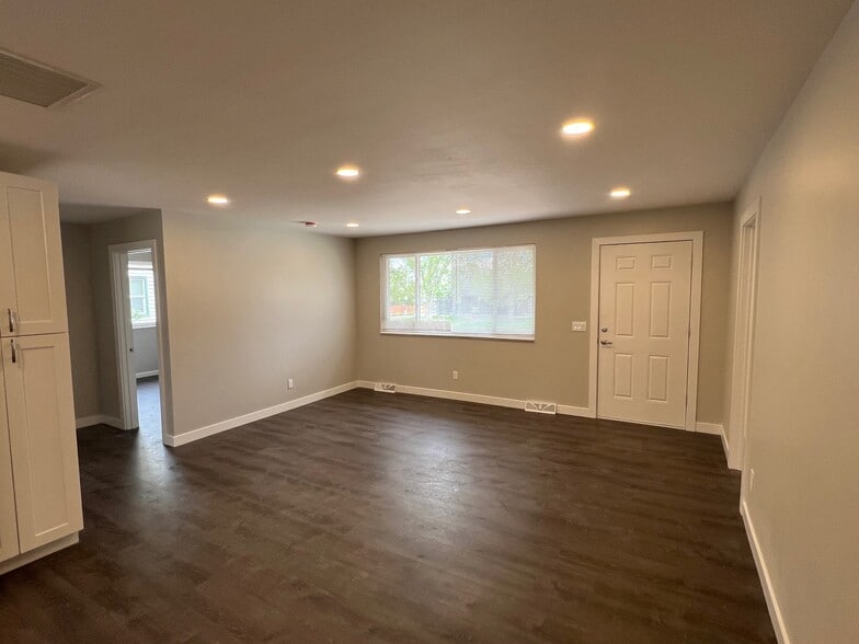 Living Room - 425 S Oak St