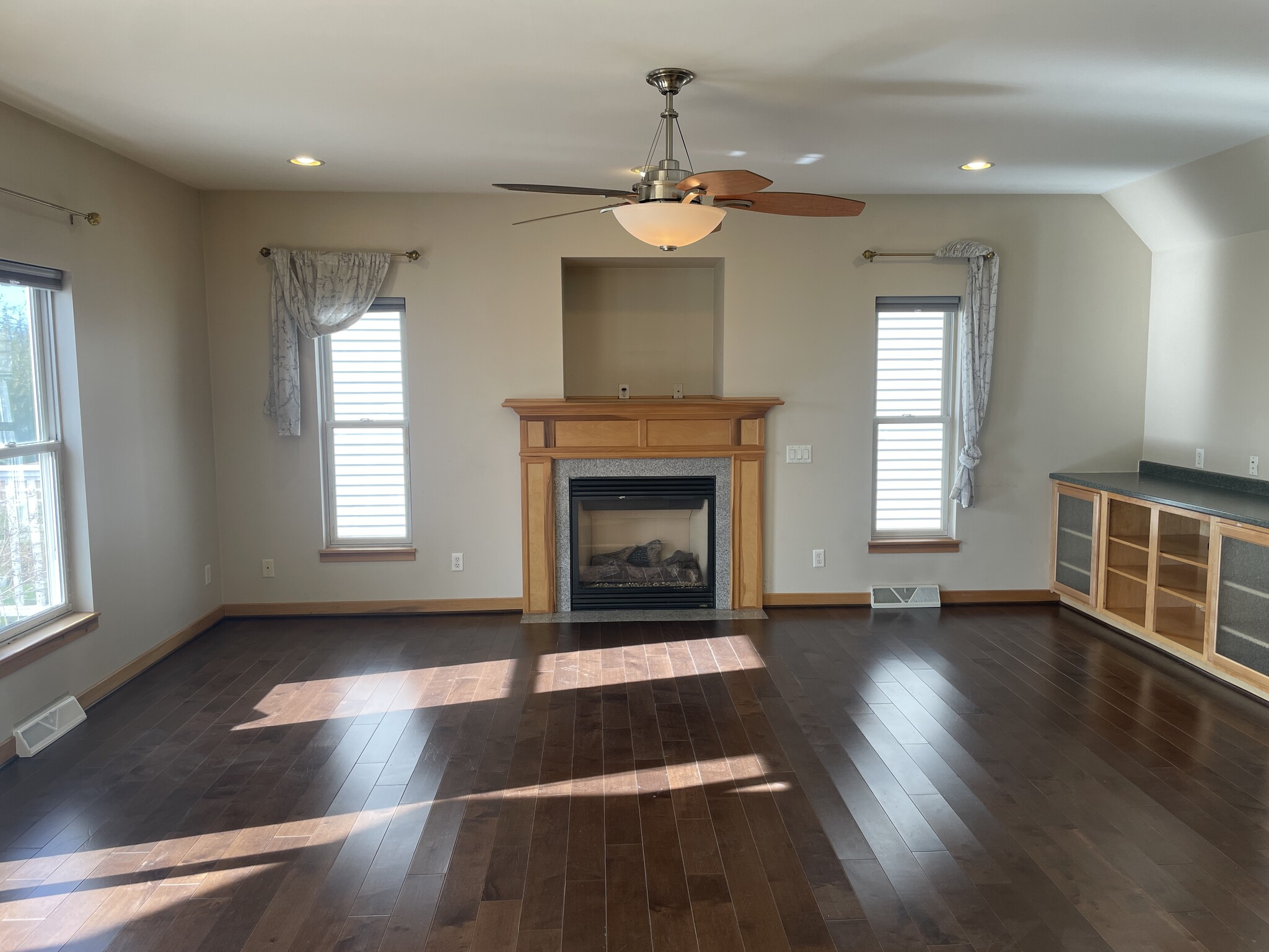 Building Photo - 3169 Pleasant St