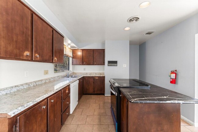 Building Photo - 5006 Stanhope Dr