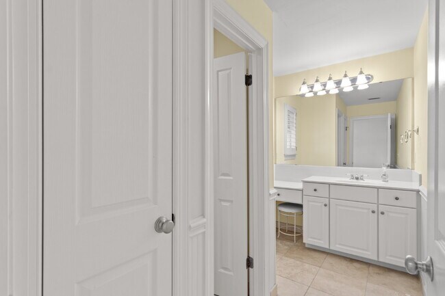 Building Photo - 3 bedroom/ 2.5 bathroom in Destin, FL!