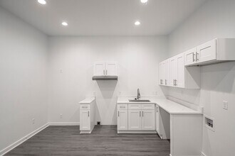 Building Photo - 214 S Park St