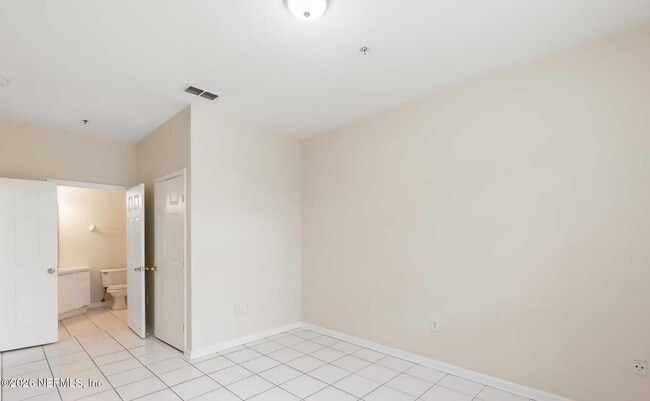 Building Photo - 10550 Baymeadows Rd