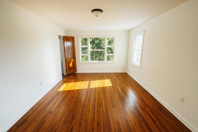 Building Photo - 415 6th Ave N