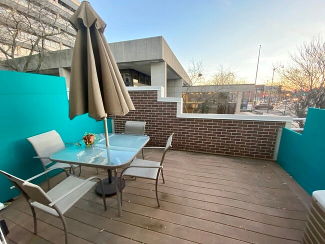 Building Photo - 5041 Warren St