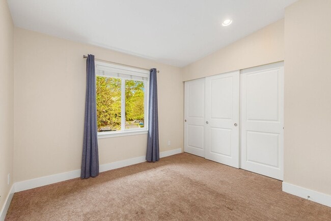 Building Photo - Welcoming Top Floor 1 Bedroom Condo - Gated Community with Parking