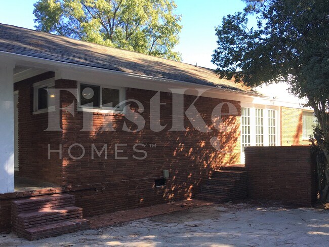 Building Photo - 3393 Woods Dr