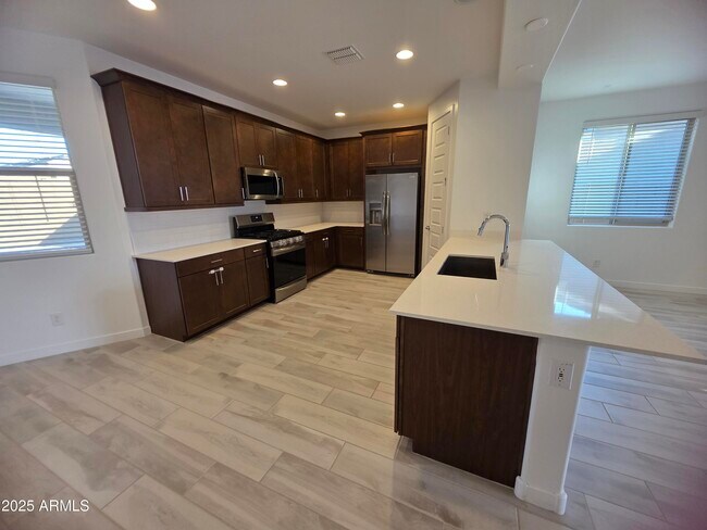 Building Photo - 16924 W Echo Ln