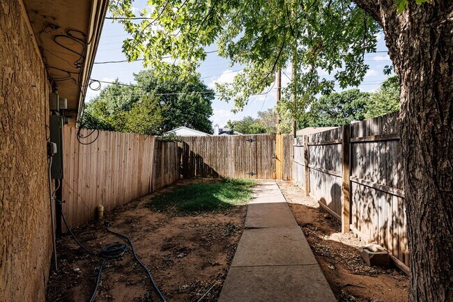 Building Photo - 2 Bedroom Duplex